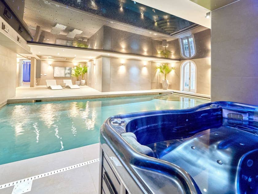Hot tub | The Essex Mansion - Barn House and Mansion, Romford