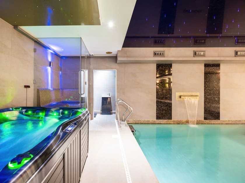 Swimming pool | The Essex Mansion - Barn House and Mansion, Romford