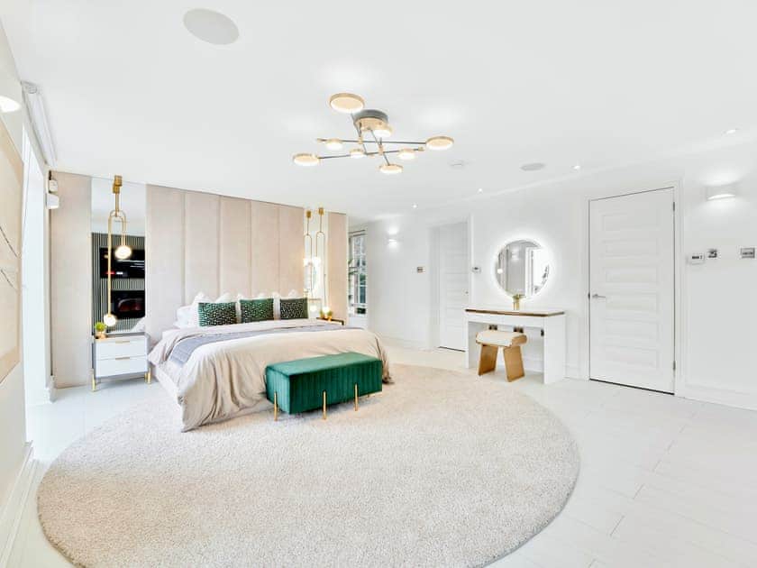 Double bedroom | The Essex Mansion - Barn House and Mansion, Romford