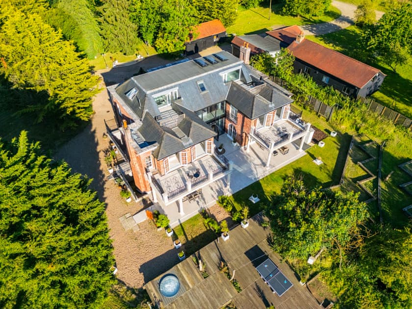 Exterior | The Essex Mansion - Barn House and Mansion, Romford