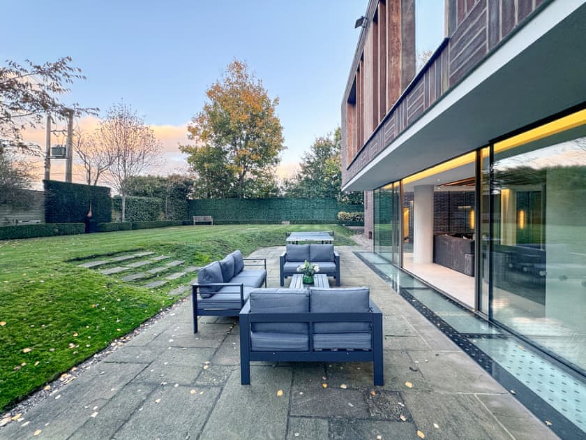 Sitting-out-area | The Radlett Mansion, Radlett