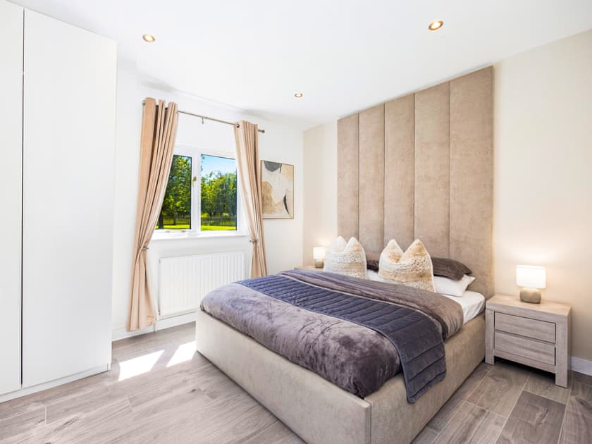 Double bedroom | Essex Barn House - Barn House and Mansion, Romford