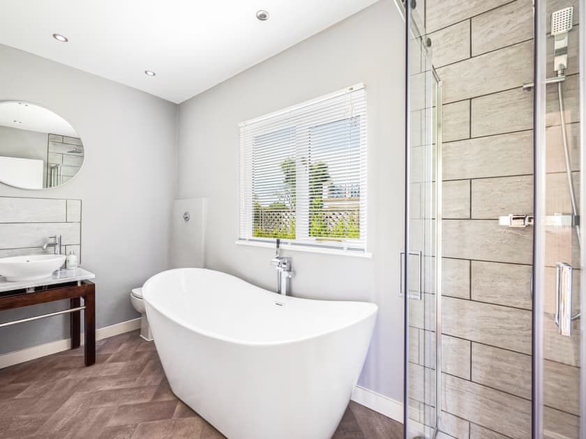 Bathroom | Essex Barn House - Barn House and Mansion, Romford