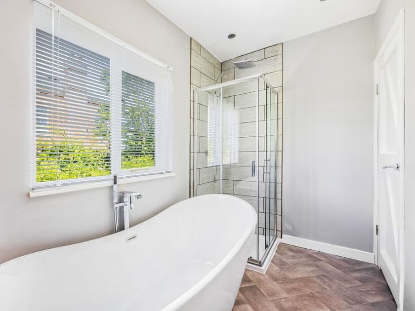 Bathroom | Essex Barn House - Barn House and Mansion, Romford