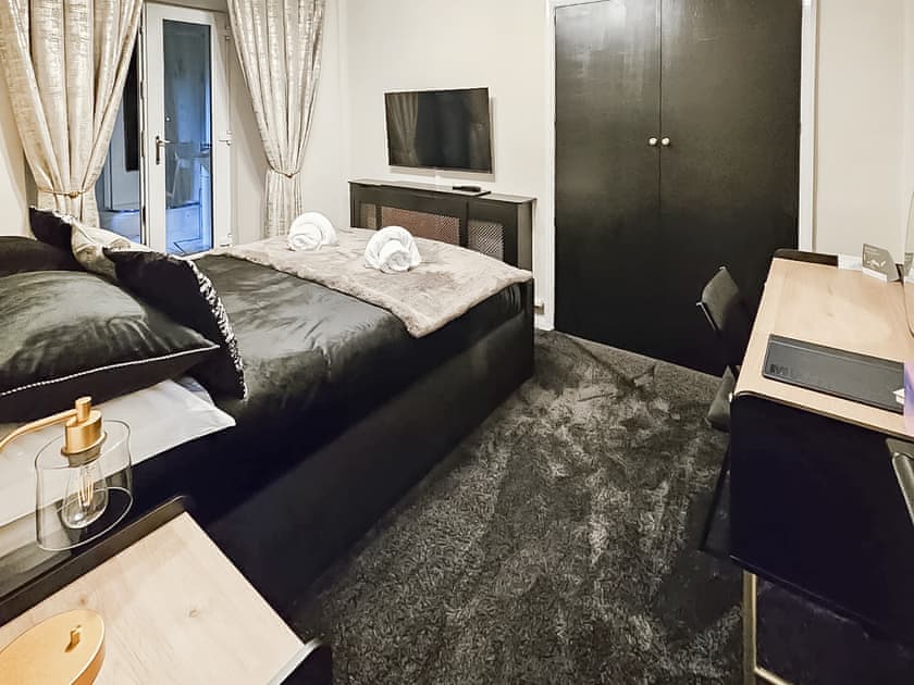 Master Double bedroom with en-suite  | Newfold Cottage, Bowness-on-Windermere