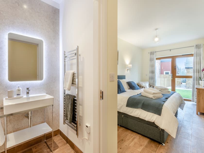 En-suite | Hollyhocks - Glebe Farm, Woodford