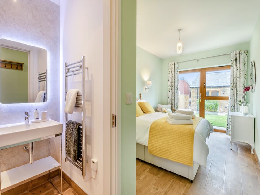 En-suite | Hollyhocks - Glebe Farm, Woodford