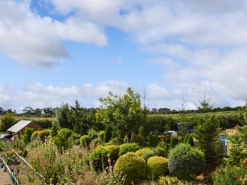 Surrounding area | Hollyhocks - Glebe Farm, Woodford