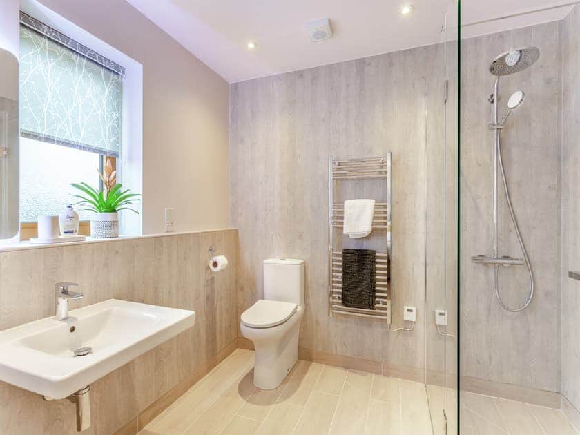 Bathroom | Meadow View - Glebe Farm, Woodford