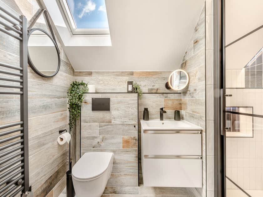Bathroom | Ty Cyfoes, St Florence, near Tenby