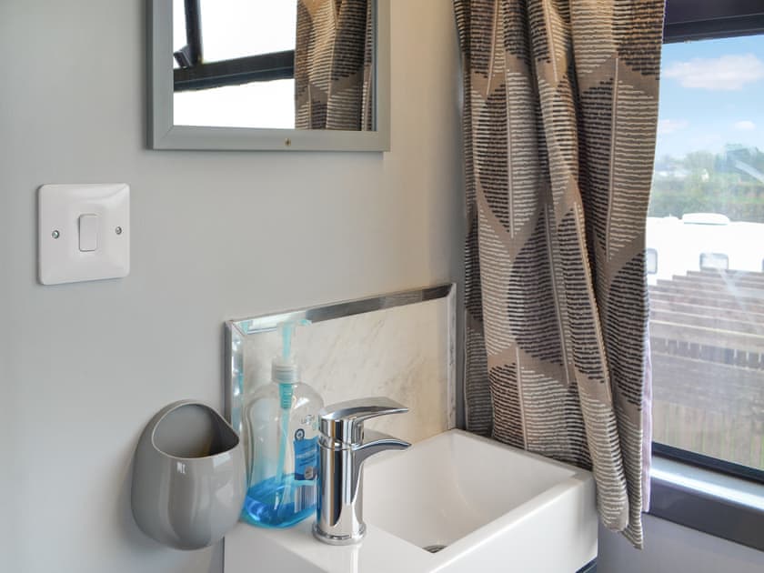 Bathroom | Daisy Decker - Hollym Holidays, Hollym