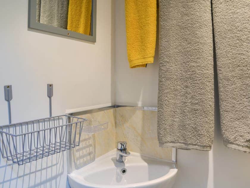 Bathroom | Daisy Decker - Hollym Holidays, Hollym