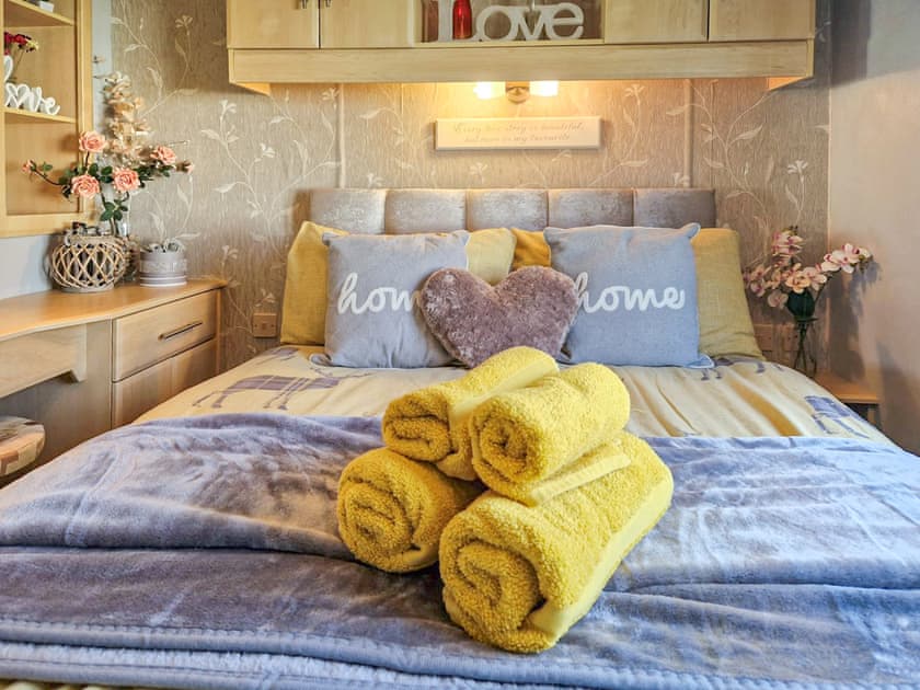 Double bedroom | Roe Meadow 3 - K & J’s Hot Tub Retreats, Newton Stewart