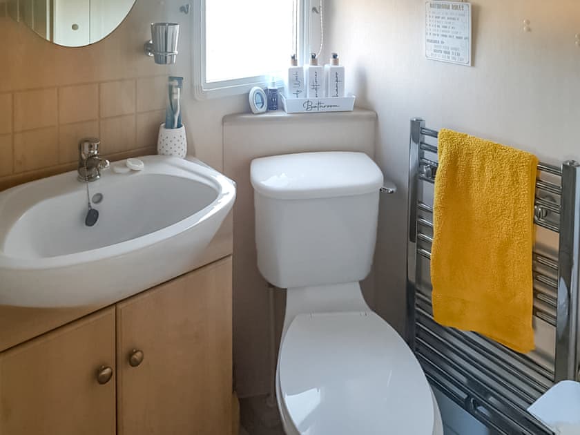 Bathroom | Roe Meadow 3 - K & J’s Hot Tub Retreats, Newton Stewart