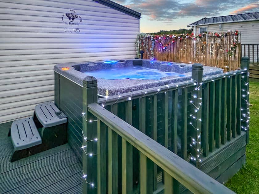 Hot tub | The Highlander - K & J’s Hot Tub Retreats, Newton Stewart