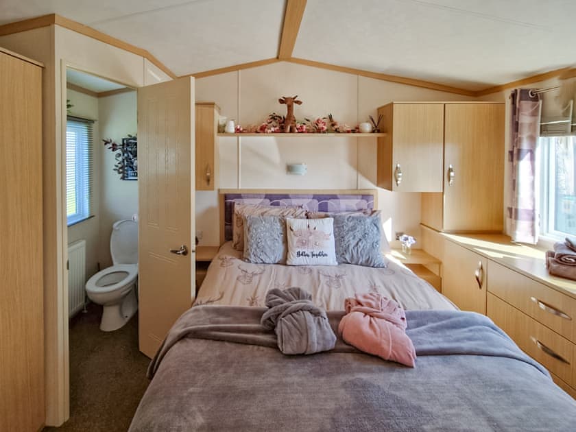 Double bedroom | Cascade Mini Lodge - K & J’s Hot Tub Retreats, Newton Stewart