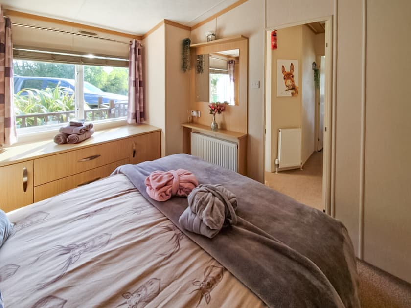 Double bedroom | Cascade Mini Lodge - K & J’s Hot Tub Retreats, Newton Stewart