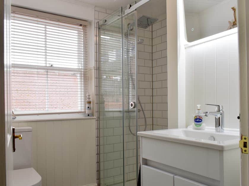 Bathroom | Taylor’s Cottage, Whitby