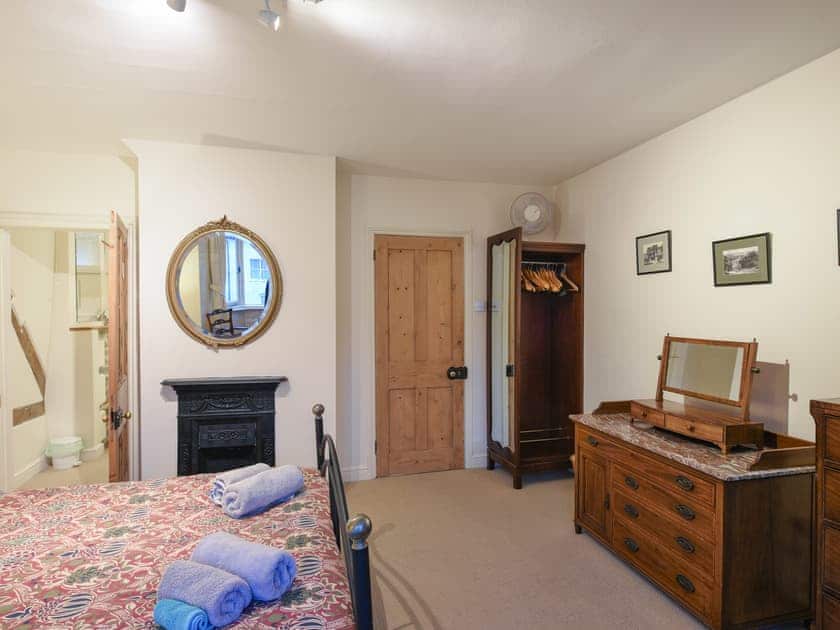 Ensuite double bedroom  | Paul Pry, Ludlow