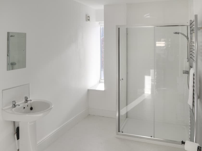 Bathroom | The Parade - Rowan Properties, Bridlington
