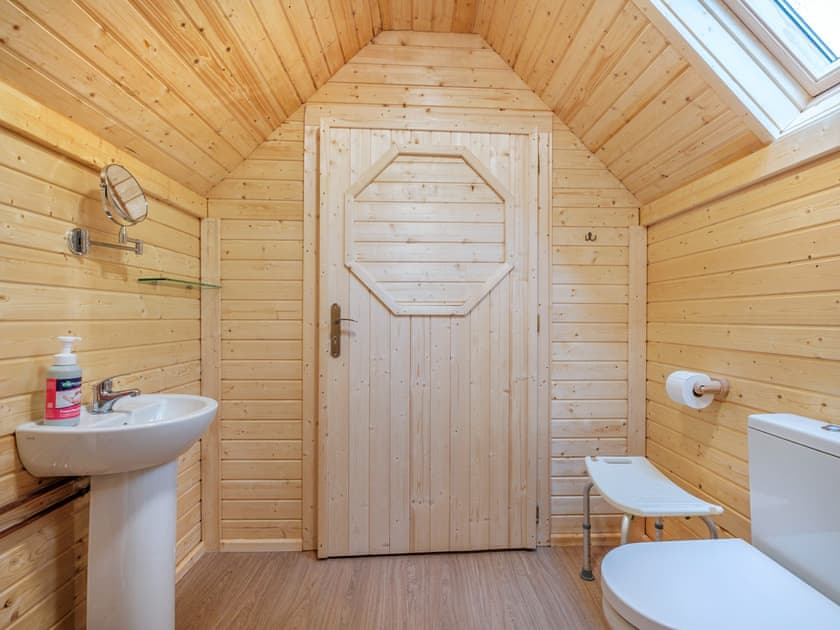Bathroom | Rowan - Cairngorm Bothies, Ballater