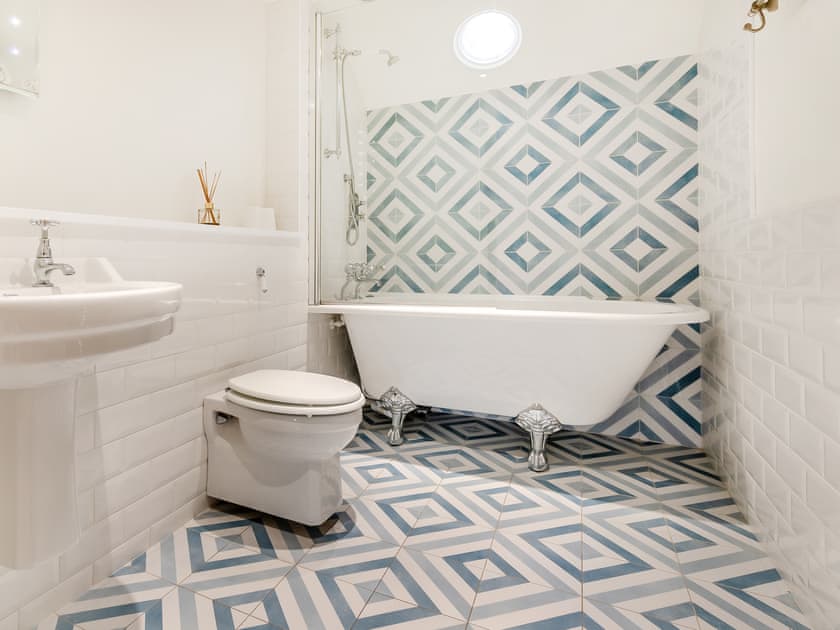 Bathroom | Ty Eufron, St. Davids