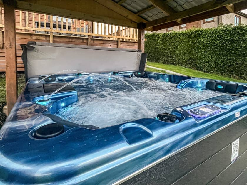 Hot tub | Coo Lodge - Stag and Coo Holidays, Falkirk