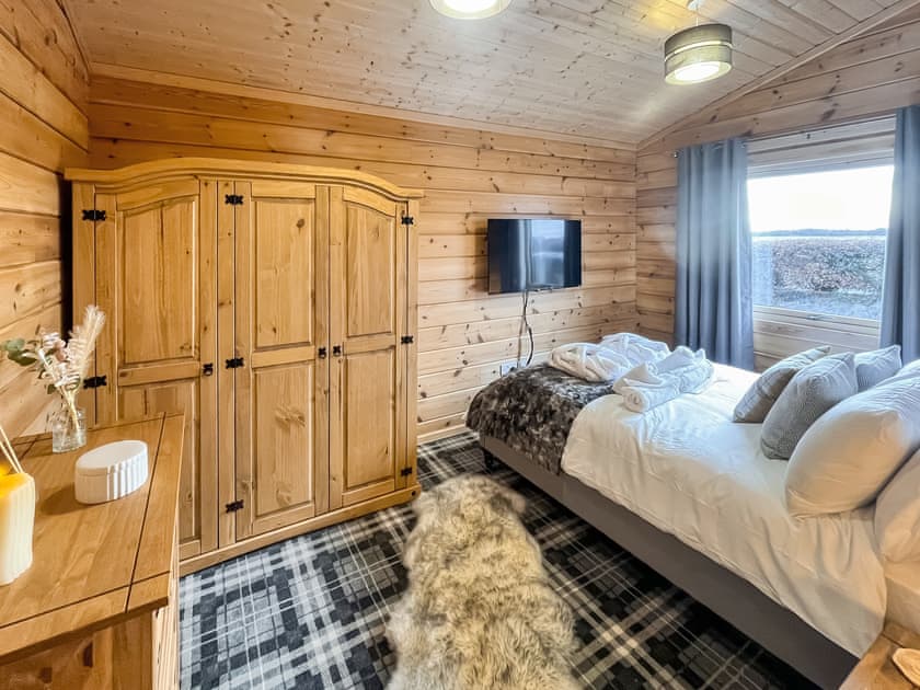 Double bedroom | Coo Lodge - Stag and Coo Holidays, Falkirk