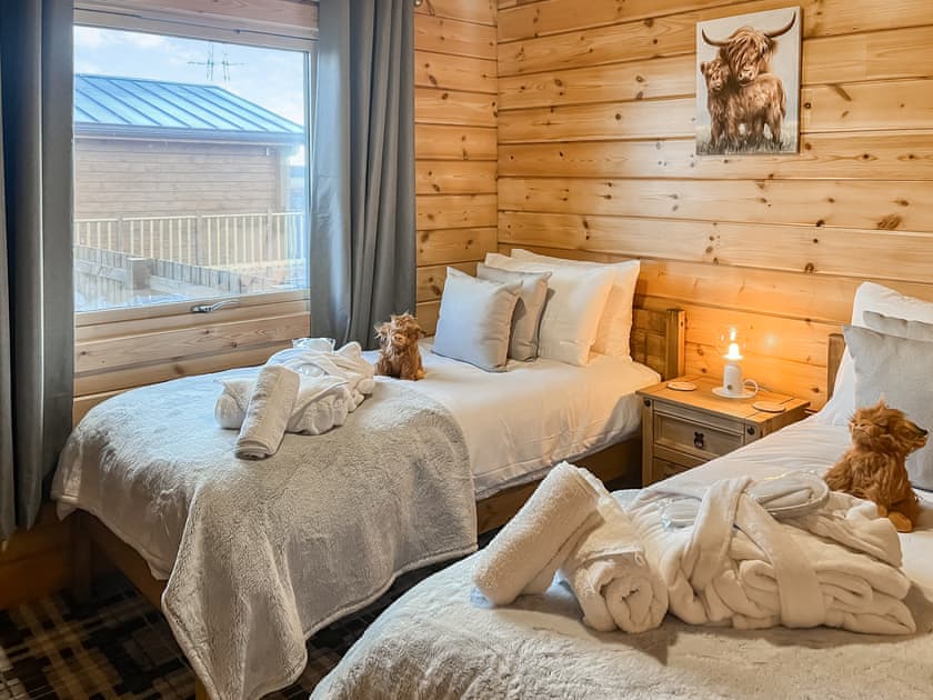 Twin bedroom | Coo Lodge - Stag and Coo Holidays, Falkirk