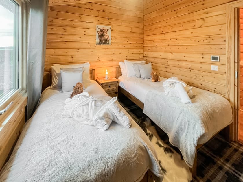 Twin bedroom | Coo Lodge - Stag and Coo Holidays, Falkirk