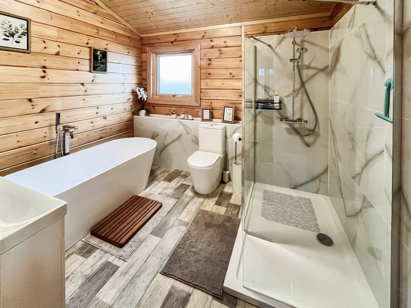 Bathroom | Coo Lodge - Stag and Coo Holidays, Falkirk