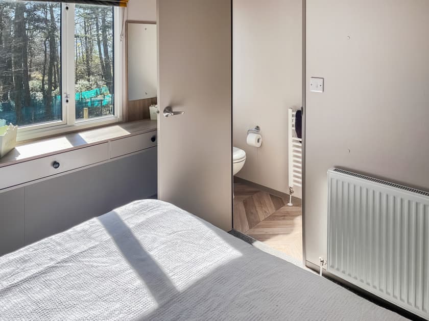 Master en-suite toilet | Katie’s Cosy Caravan - Shepherds Holidays, Kilmallieu