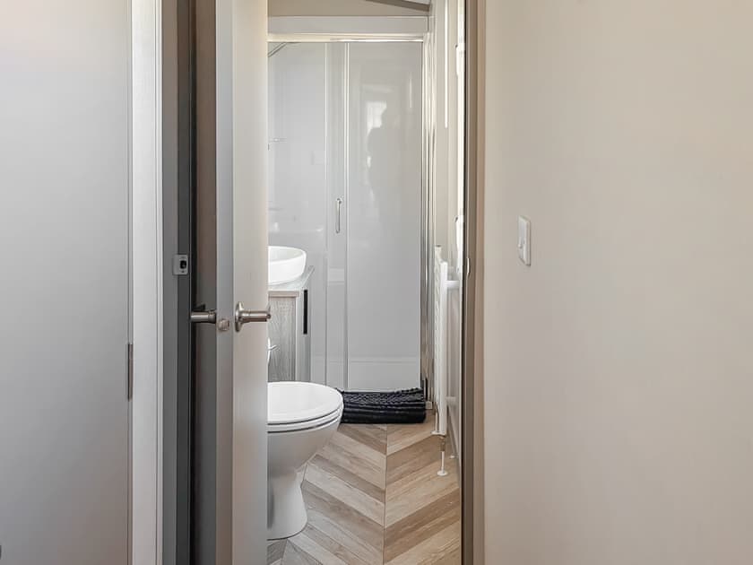 Main Shower room | Katie’s Cosy Caravan - Shepherds Holidays, Kilmallieu
