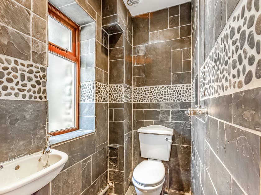 Bathroom | The Old Post House, Clovelly