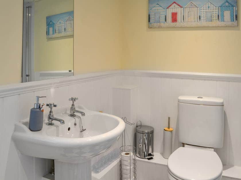 Bathroom | Puffin’s Nest - Longsmith Cottages, Flamborough