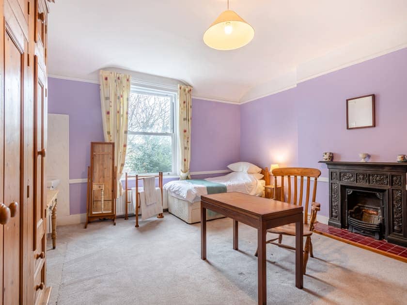 Twin bedroom | Casa Carlotte House, Lowestoft