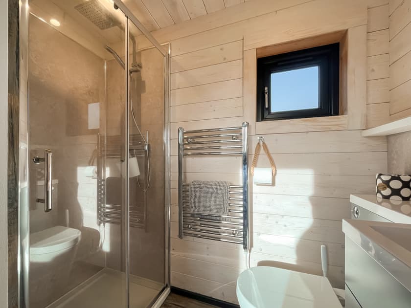 Bathroom | Bumblebee Cabin - Redroofs Retreats, Forfar