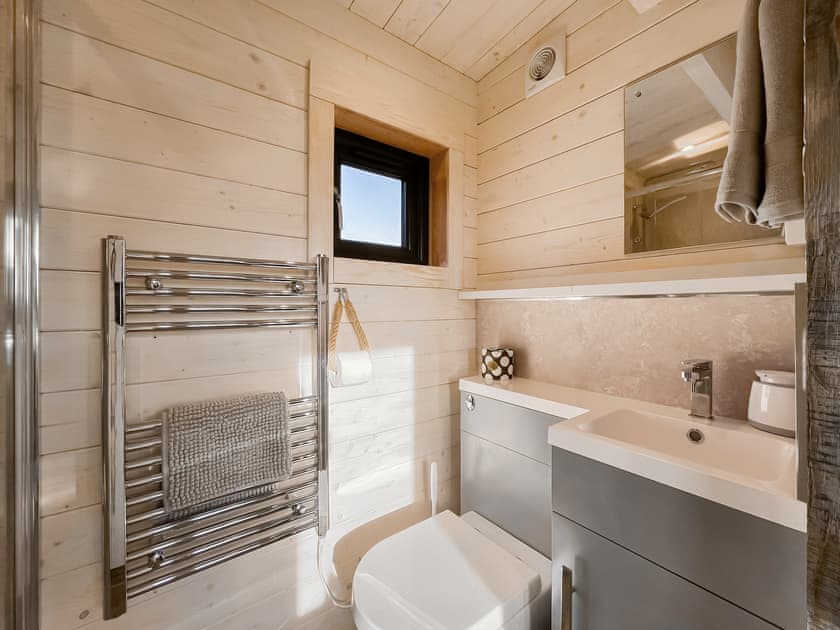 Bathroom | Bumblebee Cabin - Redroofs Retreats, Forfar
