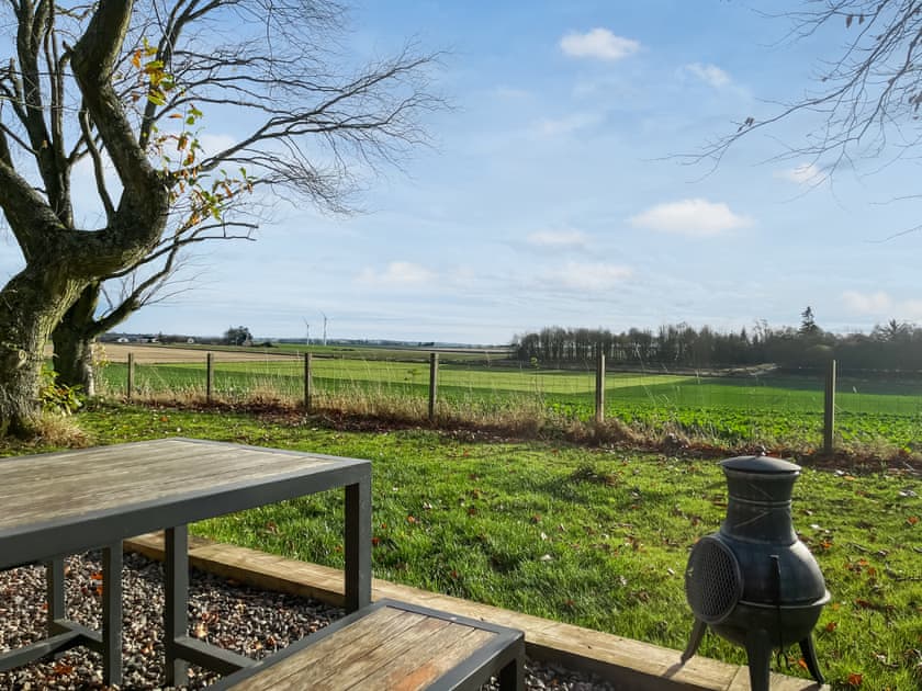 Sitting-out-area | Bumblebee Cabin - Redroofs Retreats, Forfar