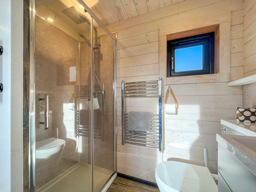 Bathroom | Barn Owl Cabin - Redroofs Retreats, Forfar