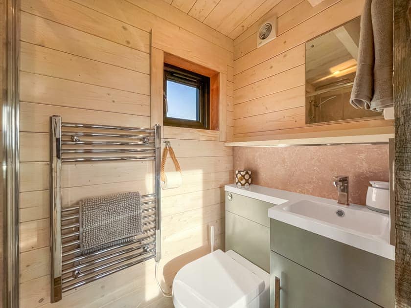 Bathroom | Barn Owl Cabin - Redroofs Retreats, Forfar