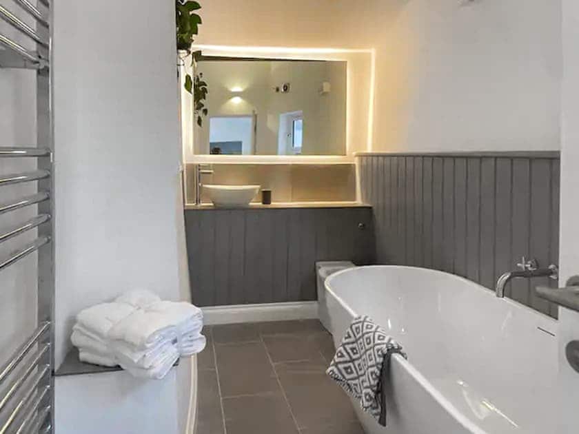 Bathroom | Samphire Cottage, Cromer