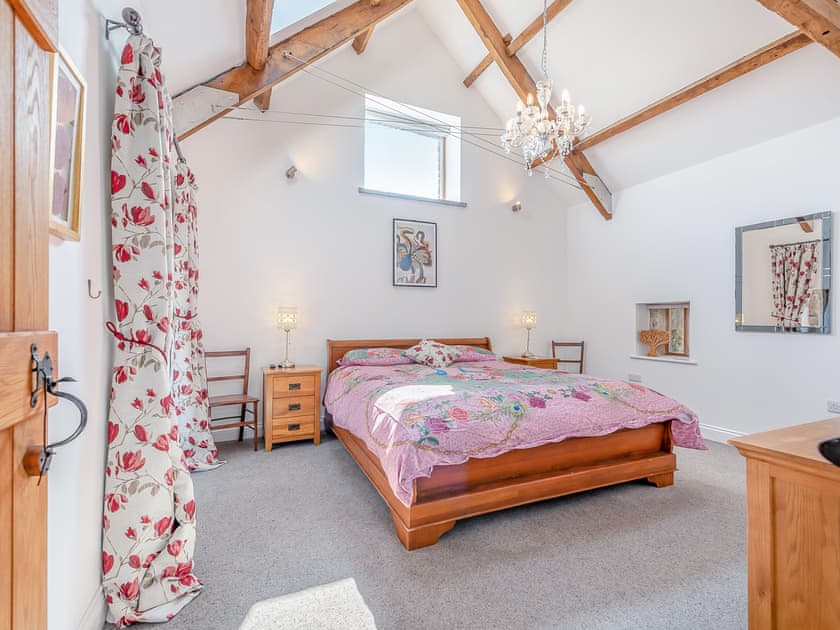 Super kingsize en suite bedroom | West Barn, Taliaris, near Llandeilo