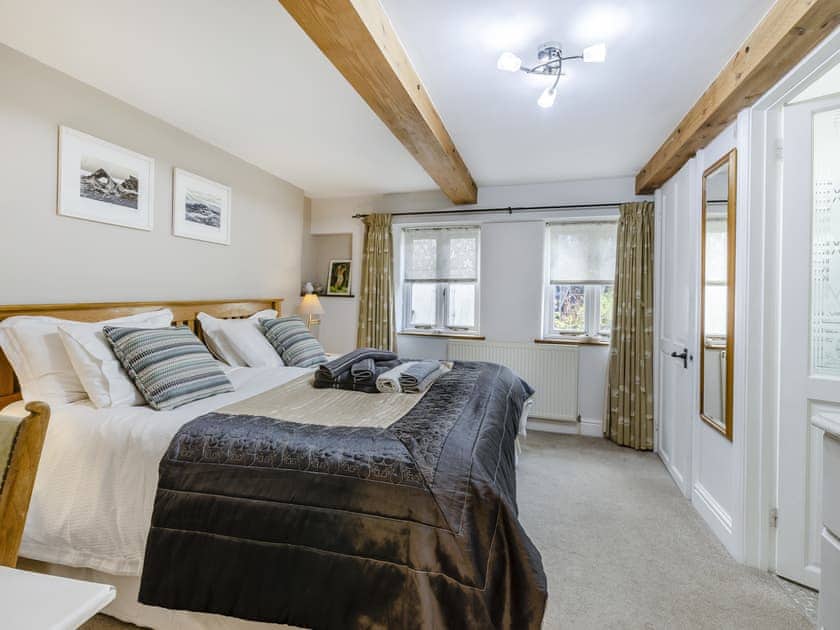 Double bedroom with en-suite bathroom | Thimble Cottage, Hartland