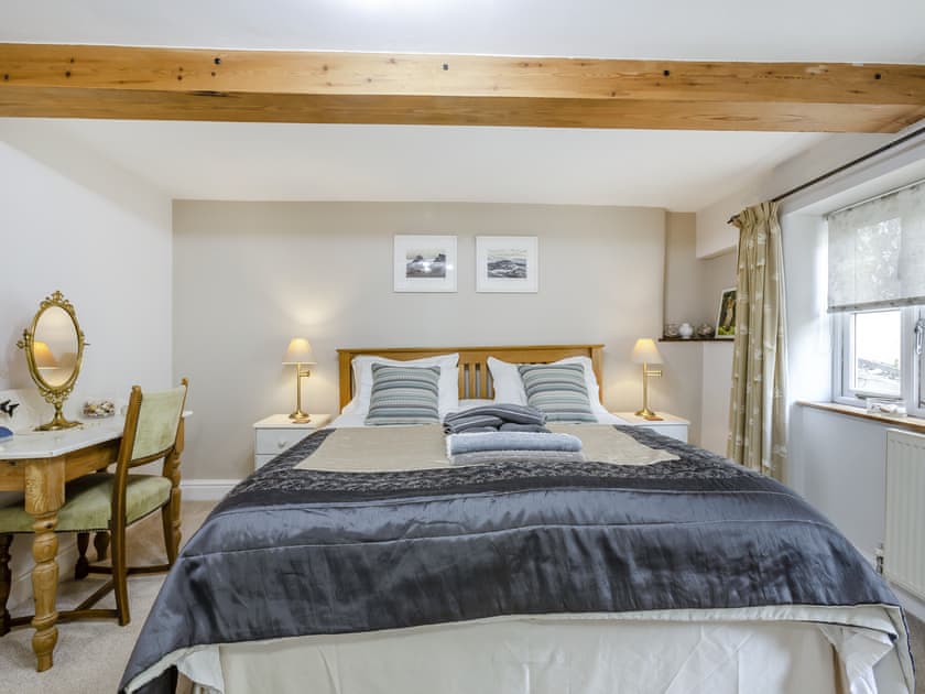 Comfortable double bedroom with en-suite bathroom | Thimble Cottage, Hartland