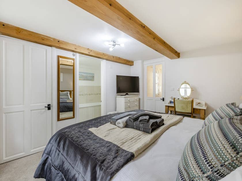 Comfortable double bedroom with en-suite bathroom | Thimble Cottage, Hartland