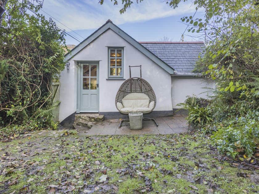 Sitting-out-area | Thimble Cottage, Hartland