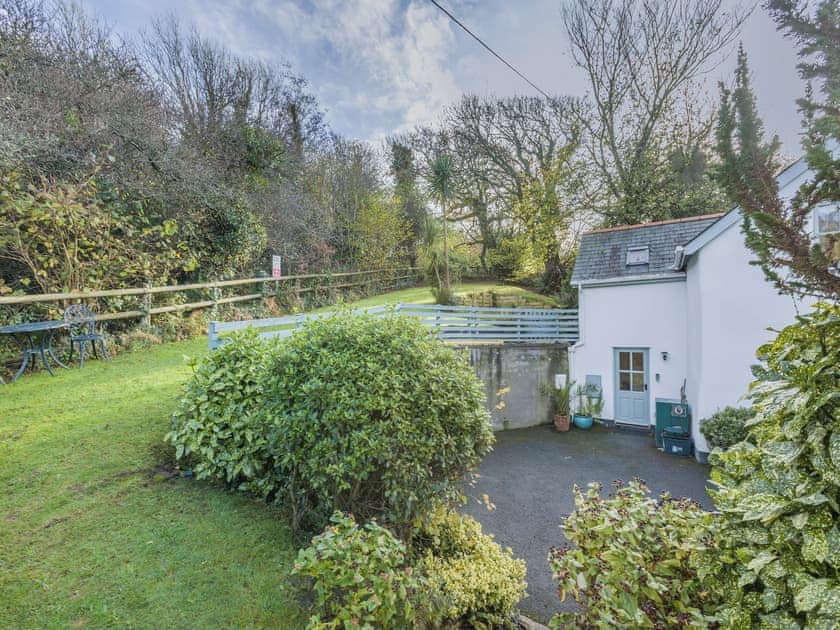 Large garden with patio, sitting-out area and furniture | Thimble Cottage, Hartland
