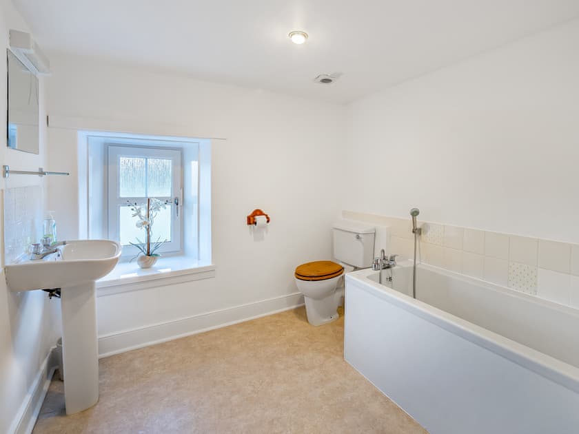 Bathroom | Balnamuir Farmhouse, Pitlochry
