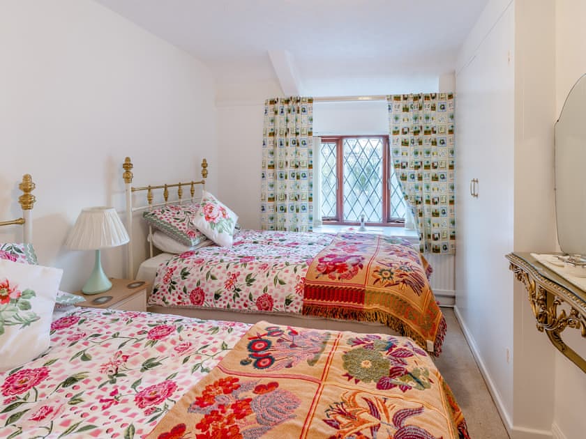 Twin bedroom | Pant Glas Cottage, Pontardawe